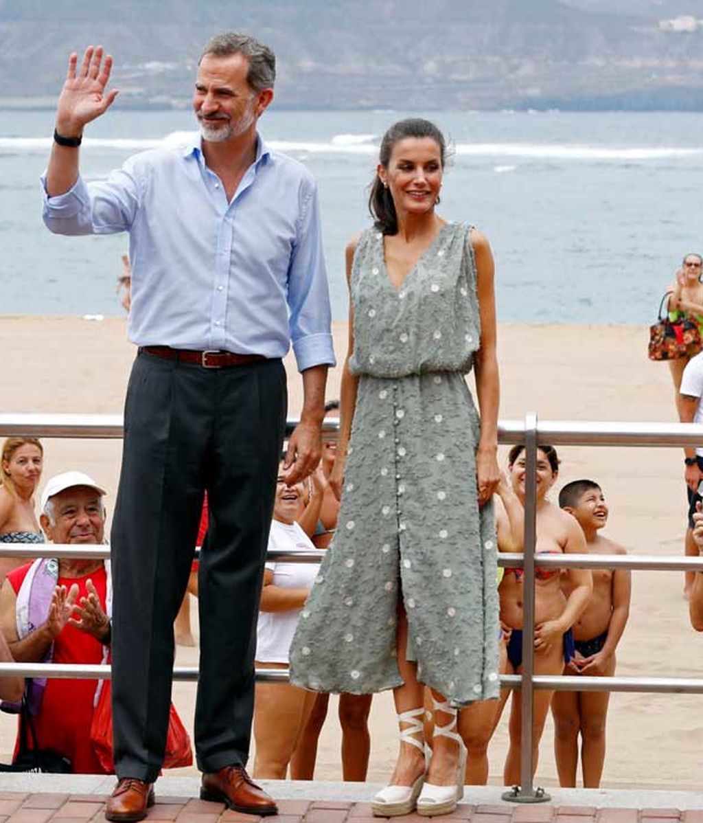 Los Reyes Felipe VI y Letizia en una playa de Las Palmas de Gran Canaria (23 de junio)