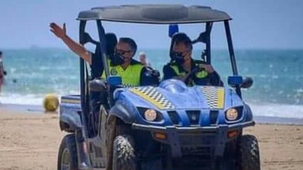 Una patrulla de la Policía Local de Cádiz, en la playa, durante la desescalada