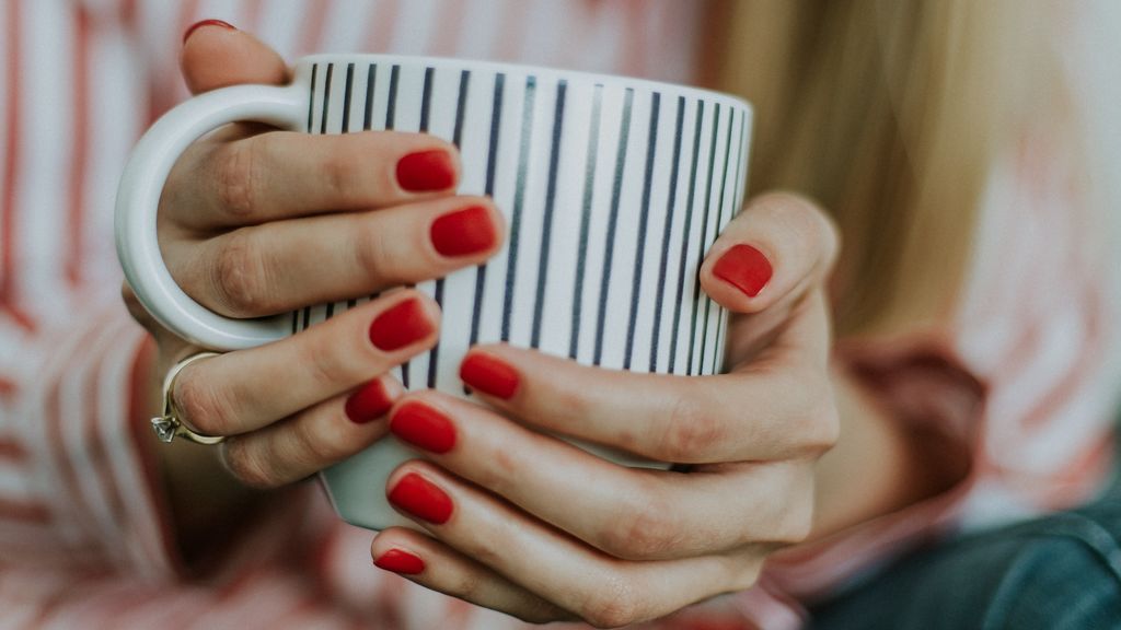 Manicura semipermanente en casa: esto es lo que necesitas para que salga bien desde la aplicación del esmalte hasta que te la quitas