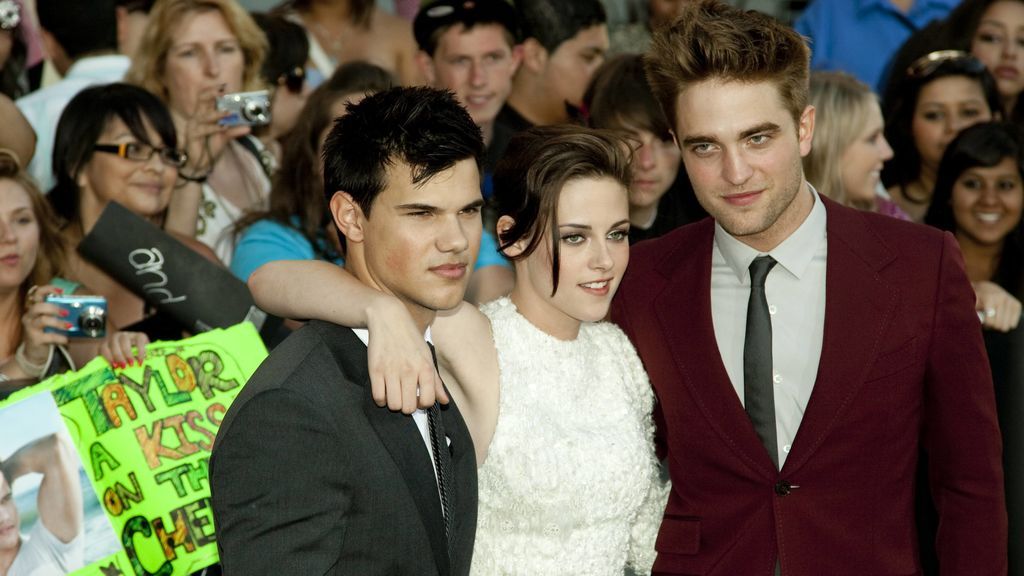 Compartió película junto con Taylor Lautner y Robert Pattinson, con quien empezó una relación.