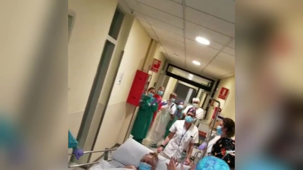Los sanitarios celebran la salida de Rosa de la UCI tras 44 días ingresada por coronavirus