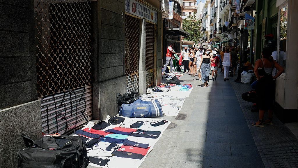 Manteros en el centro de Cádiz