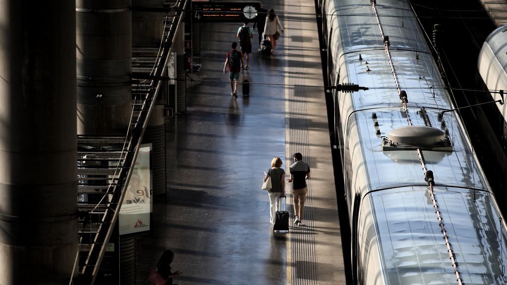 Transportes no descarta la sugerencia de la AIReF de limitar las subvención a vuelos a las islas o la del AVE Transportes no descarta la sugerencia de la AIReF de limitar las subvención a vuelos a las islas o la del AVE