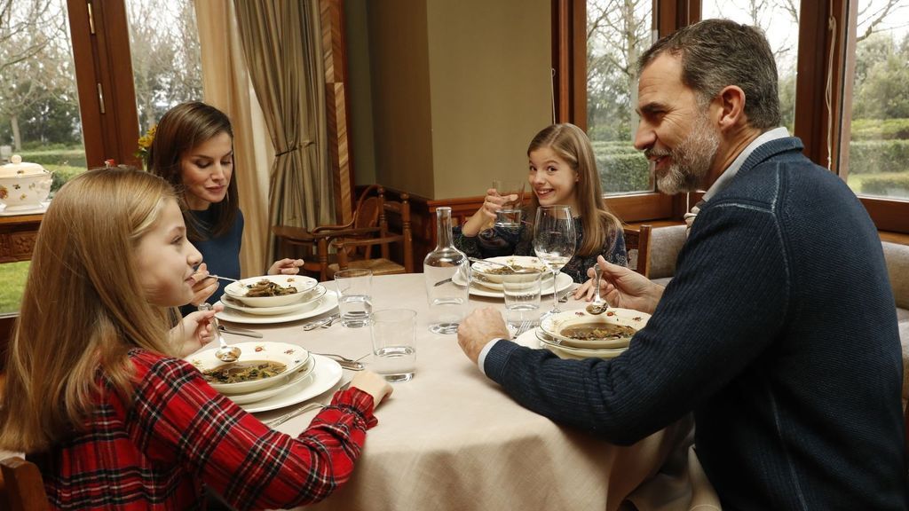 Los reyes comiendo junto a sus hijas