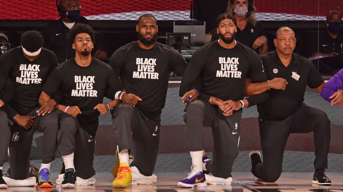 La NBA, contra el racismo: todos los jugadores se arrodillan durante el himno en el reinicio de la liga