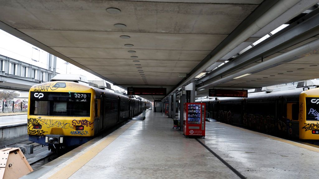 Al menos 2 muertos y 50 heridos en un accidente de tren en Portugal Al menos 2 muertos y 50 heridos en un accidente de tren en Portugal