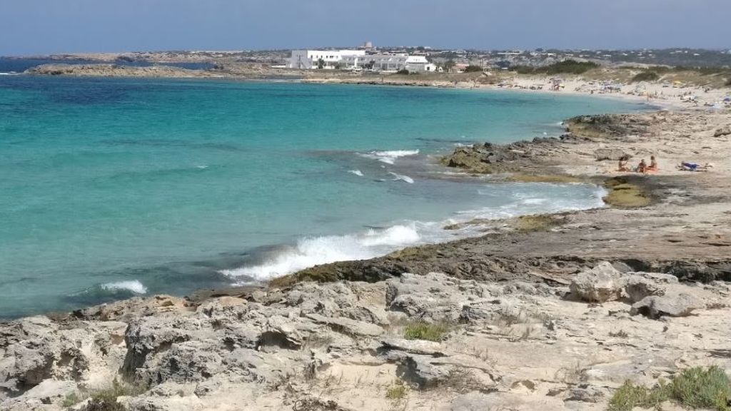 Un menor de 13 años, rescatado con vida tras precipitarse por un acantilado de 15 metros en Formentera Un menor de 13 años, rescatado con vida tras precipitarse por un acantilado de 15 metros en Formentera