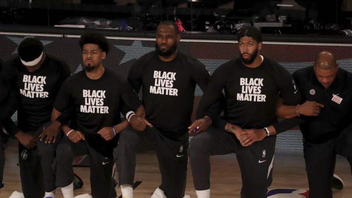 Los jugadores de la NBA de arrodillan para protestar contra el racismo: así fue la vuelta del baloncesto en Orlando