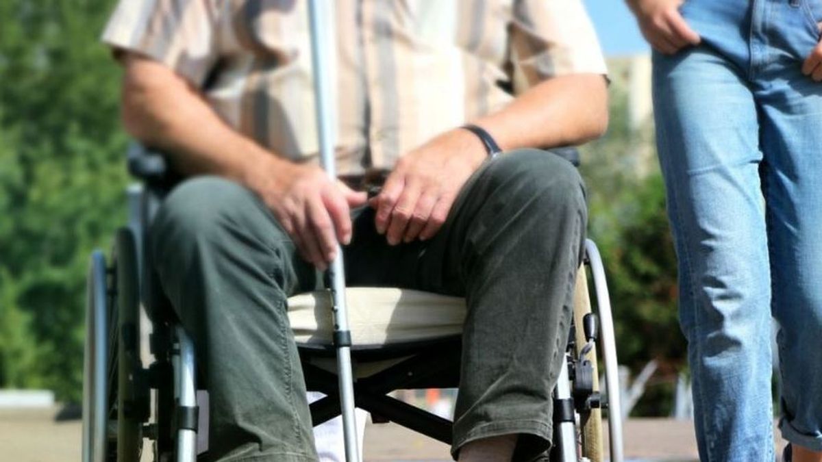 Investigan la muerte de un anciano, ahogado con un arnés, atado a una silla de ruedas, en una residencia de Madrid Investigan la muerte de un anciano, ahogado con un arnés, atado a una silla de ruedas, en una residencia de Madrid