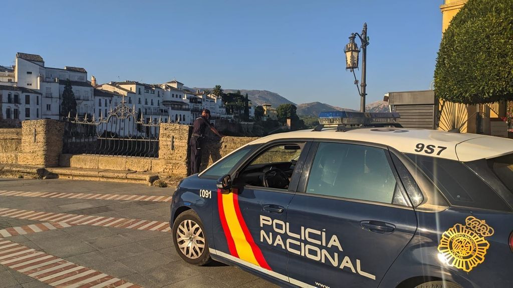 16.000 euros en dinero y joyas: el botín de una asistente social que robaba a ancianos y dependientes mientras los cuidaba 16.000 euros en dinero y joyas: el botín de una asistente social que robaba a ancianos y dependientes mientras los cuidaba