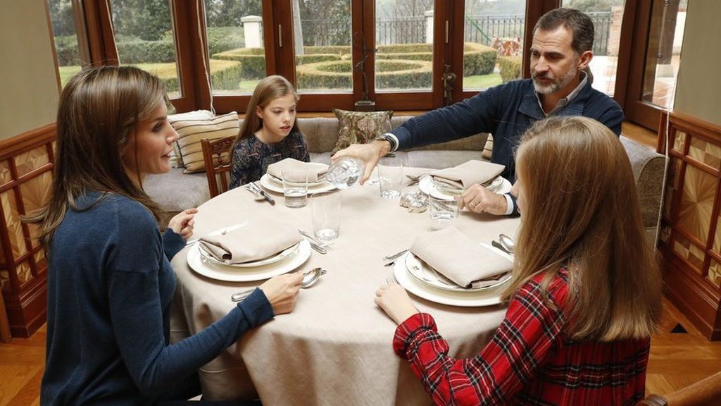 Los reyes comiendo junto a sus hijas