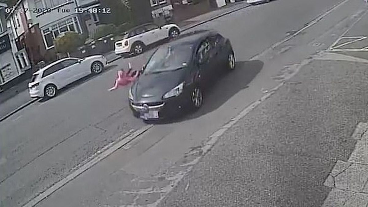 Una niña de 11 años sale volando arrollada por un coche al ir a cruzar la calle sin mirar
