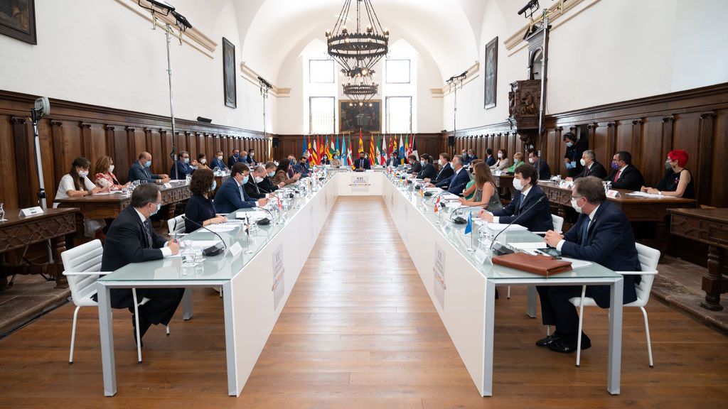 Sánchez anuncia la compra de 3.700 millones de unidades de elementos de protección contra el virus en dos años Sánchez anuncia la compra de 3.700 millones de unidades de elementos de protección contra el virus en dos años
