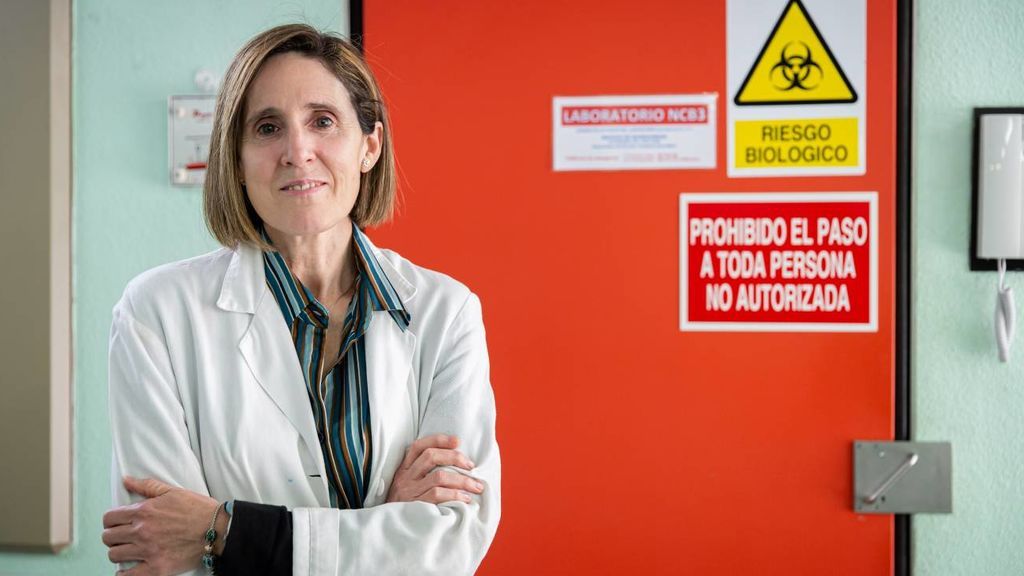 La viróloga Isabel Sola en el laboratorio de coronavirus del Centro Nacional de Biotecnología