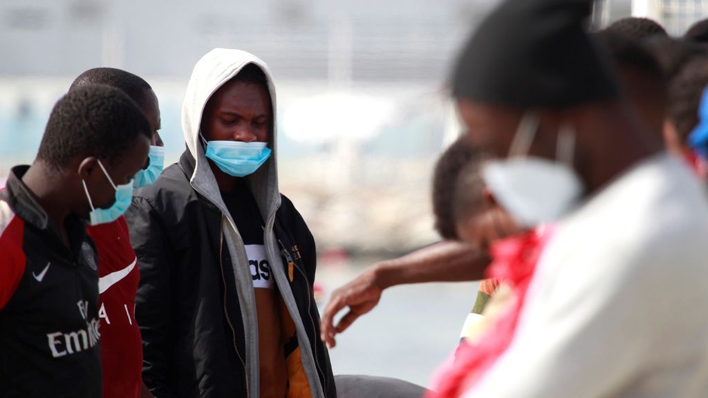 Un centenar de migrantes han llegado este sábado a las costas españolas a bordo de pateras Un centenar de migrantes han llegado este sábado a las costas españolas a bordo de pateras