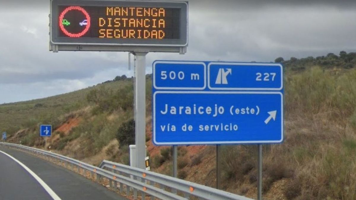 El incendio de un vehículo a la altura de Jaraicejo (Cáceres) mantiene cortado un tramo de la A-5