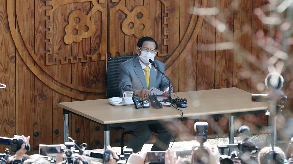 Detenido el líder de una secta religiosa vinculada a los primeros casos de coronavirus en Corea del Sur Detenido el líder de una secta religiosa vinculada a los primeros casos de coronavirus en Corea del Sur
