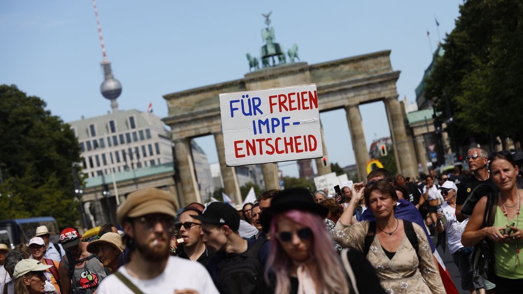 Miles de personas proclaman en Berlín el fin de la pandemia en pleno repunte