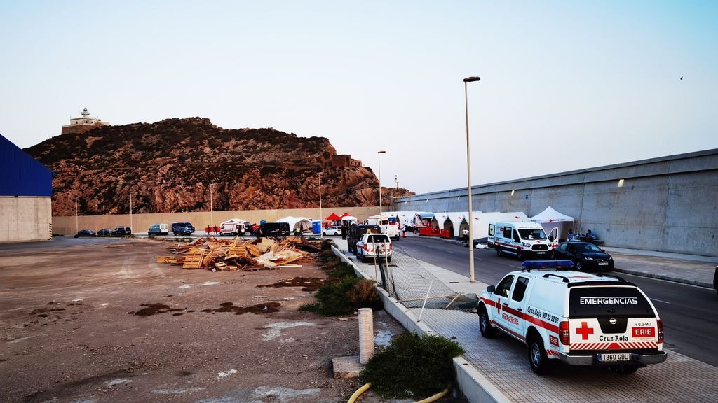 La Guardia Civil busca a 44 argelinos fugados esta madrugada de un pabellón de Cartagena donde guardaban cuarentena La Guardia Civil busca a 44 argelinos fugados esta madrugada de un pabellón de Cartagena donde guardaban cuarentena