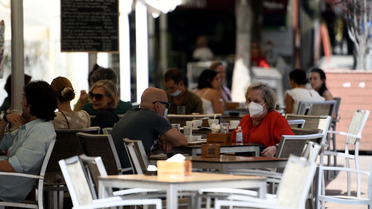 Crecen los contagios en toda España, con el ocio nocturno y las reuniones familiares como principales causas Crecen los contagios en toda España, con el ocio nocturno y las reuniones familiares como principales causas