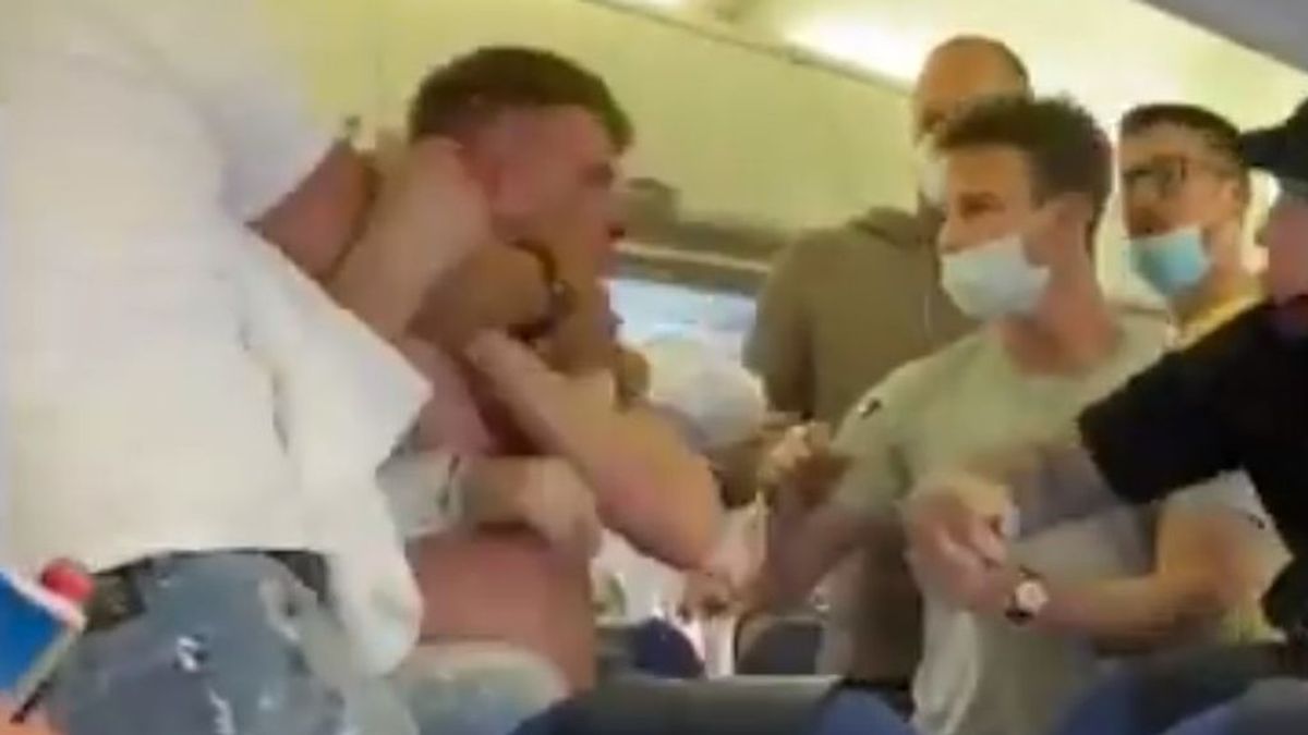 Pelea en pleno vuelo de Ámsterdam a Ibiza por dos pasajeros que se negaron a utilizar mascarilla