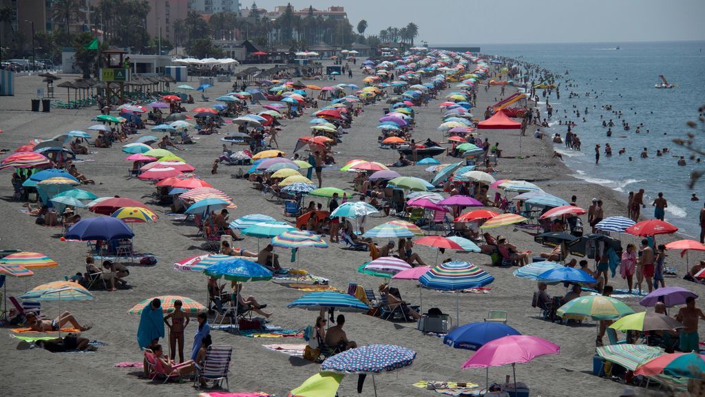 Un agosto marcado por el coronavirus: los que pueden disfrutan las playas entre el miedo y la protección