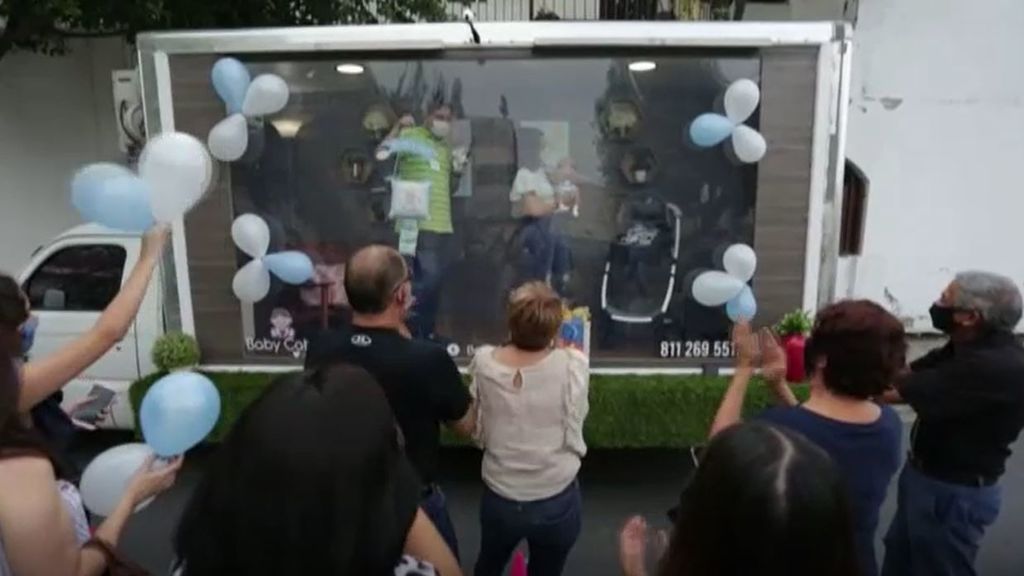 Una empresa ofrece en México presentaciones de bebés en cabinas transparentes