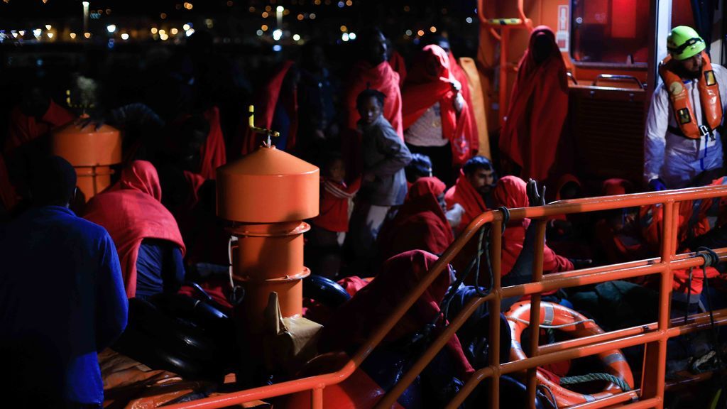 Más de 400 migrantes han llegado en patera a las costas este fin de semana, con un fallecido en Almería Más de 400 migrantes han llegado en patera a las costas este fin de semana, con un fallecido en Almería
