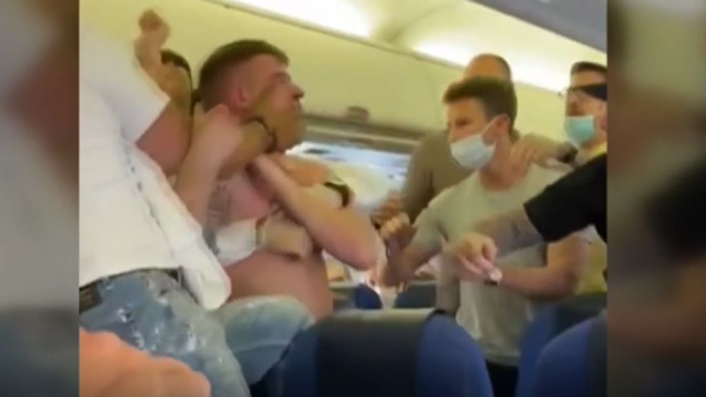 Pelea en un vuelo de Ámsterdam a Ibiza después de que dos pasajeros se negaran a usar mascarilla