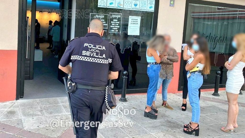 Desalojan un bar en Sevilla con 40 personas dentro sin mascarilla, fumando y fuera de horario Desalojan un bar en Sevilla con 40 personas dentro sin mascarilla, fumando y fuera de horario