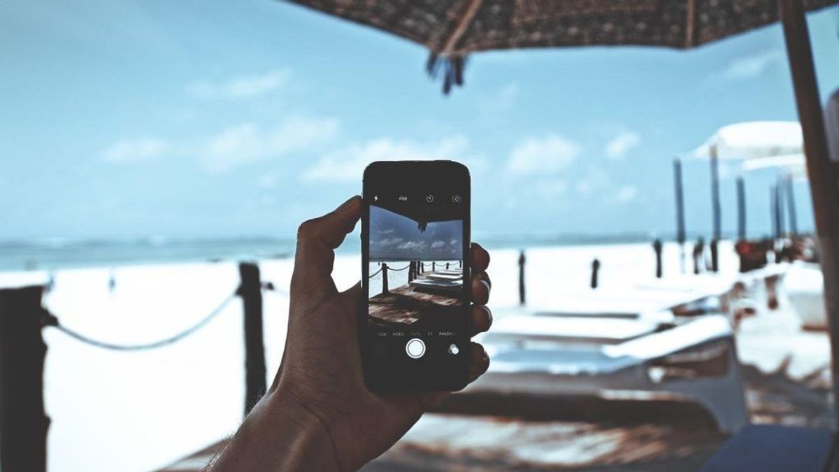 Cómo cuidar los móviles durante el verano: apágalo en la playa y utiliza telas para limpiar la pantalla