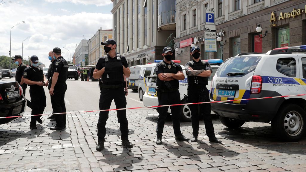 Un hombre amenaza con hacer estallar una bomba en un banco de Kiev Un hombre amenaza con hacer estallar una bomba en un banco de Kiev