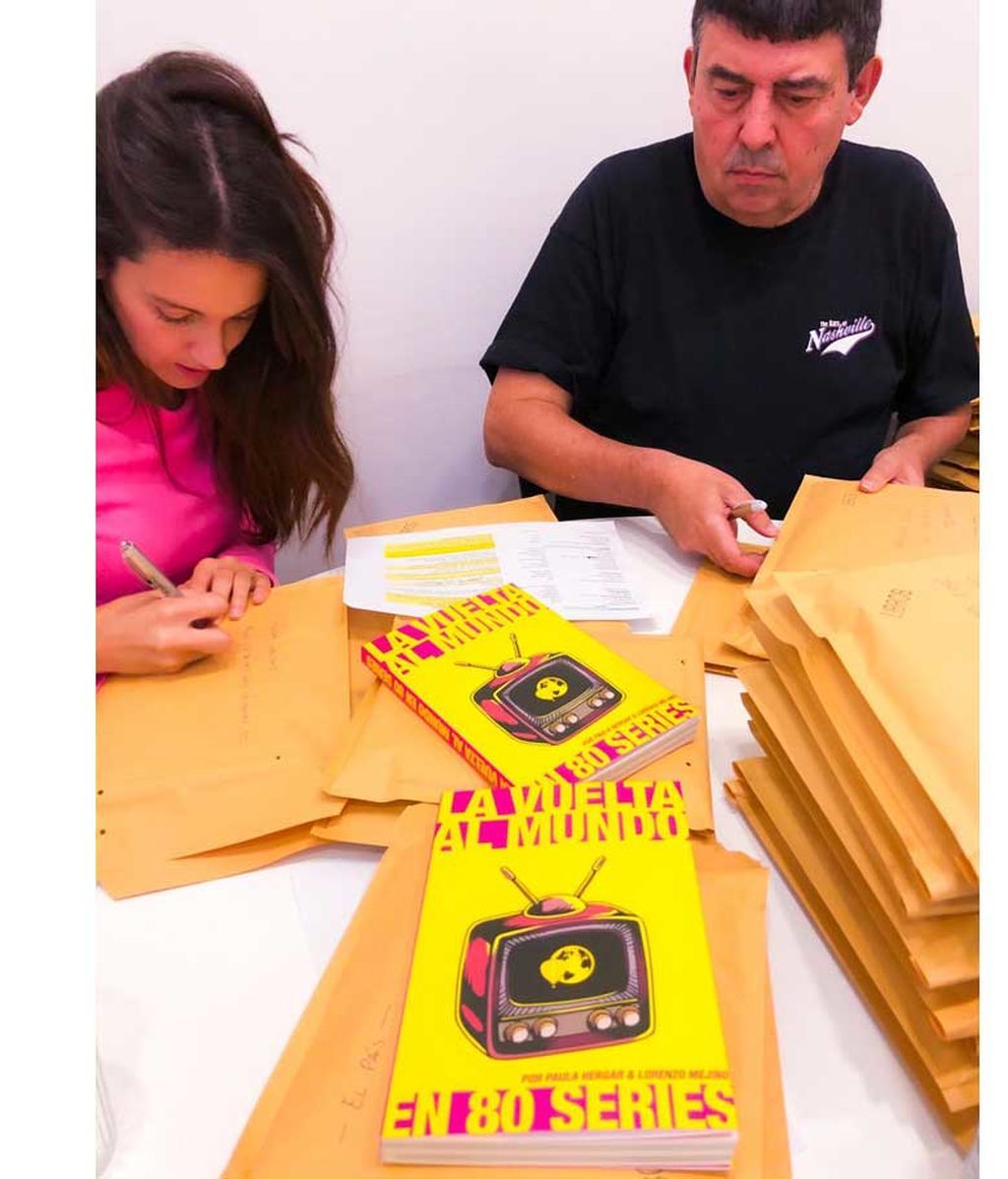 Paula Hergar y Lorenzo Mejino, autores de 'La vuelta al mundo en 80 series'