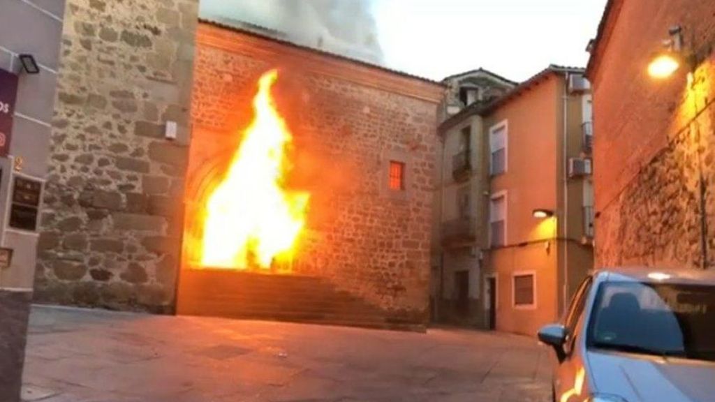 Un incendio en la iglesia de San Martín de Plasencia provoca daños en la puerta y el artesonado del interior Un incendio en la iglesia de San Martín de Plasencia provoca daños en la puerta y el artesonado del interior