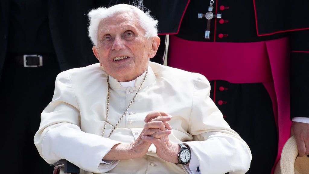 El papa emérito Benedicto XVI se encuentra "extremadamente frágil": "Su voz apenas puede oirse" El papa emérito Benedicto XVI se encuentra "extremadamente frágil": "Su voz apenas puede oirse"