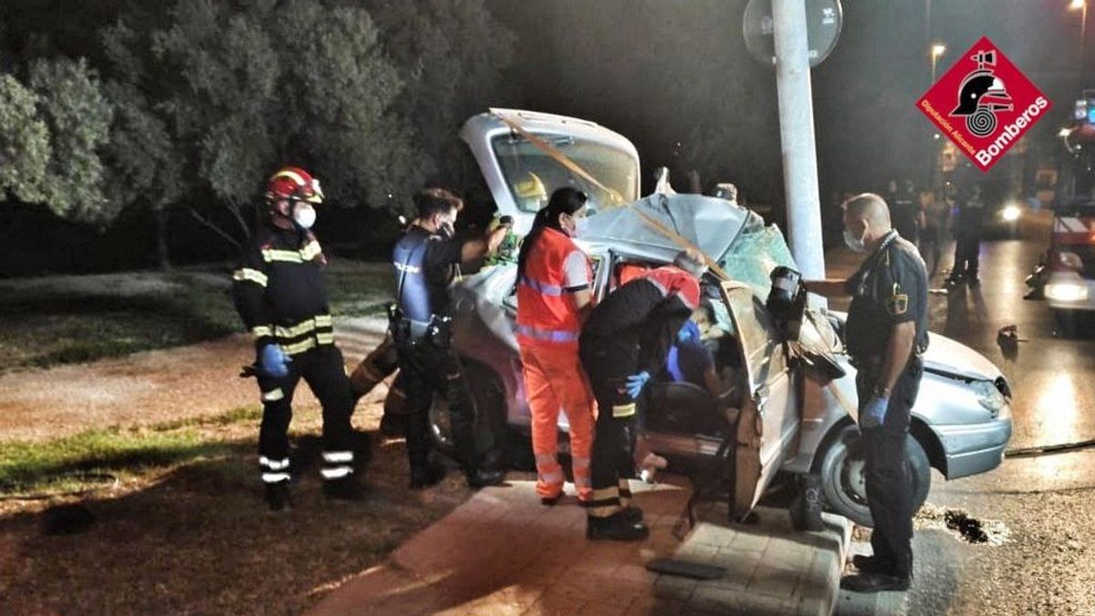 Fallece un joven de 18 años tras chocar su vehículo con una farola en Elda