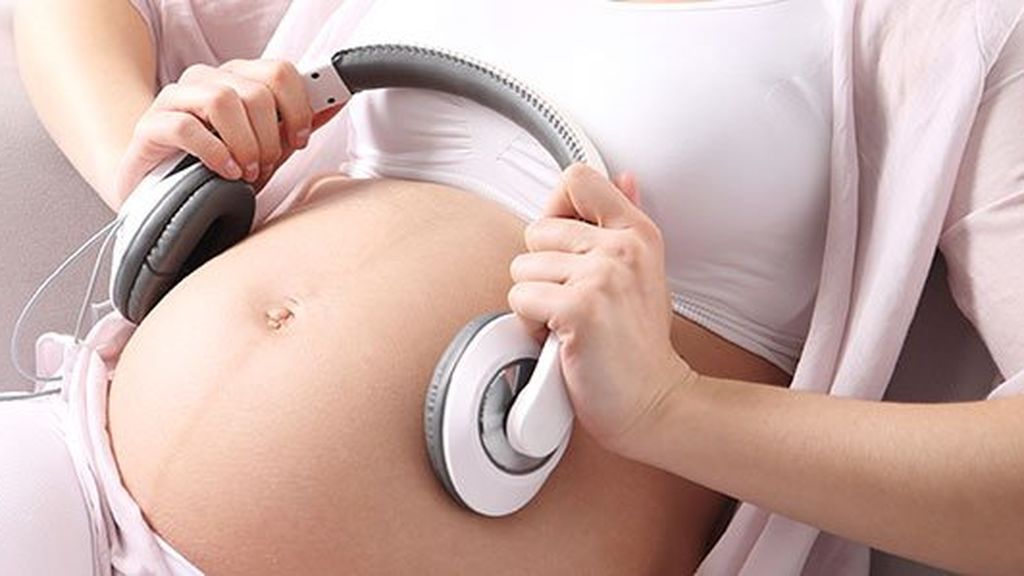 Ponerle música al bebé ayudará a que se produzca una gran conexión entre el pequeño y la madre.