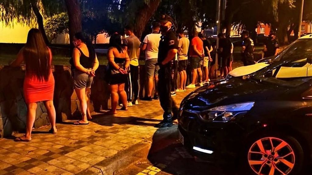 Sorprenden a más de 80 jóvenes bebiendo alcohol en patio de colegio de Getxo Sorprenden a más de 80 jóvenes bebiendo alcohol en patio de colegio de Getxo