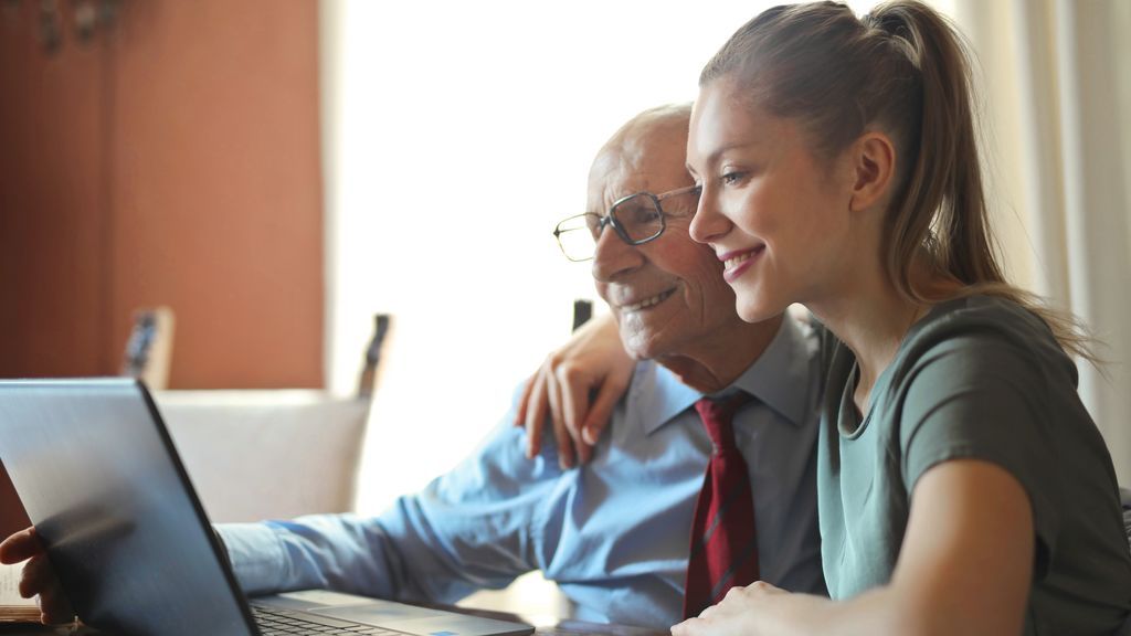 Jugar al parchís, realizar un curso online o hacer una sopa de letras: ejercicios para abuelos y nietos que estimulan la capacidad mental y física de las personas mayores