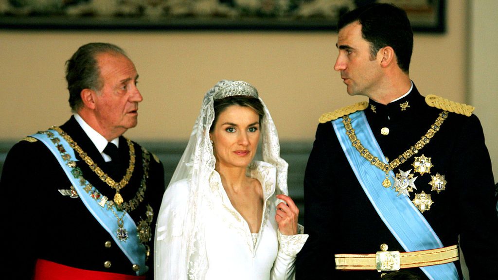 El rey Juan Carlos durante la boda de su hijo, el príncipe Felipe, y doña Letizia