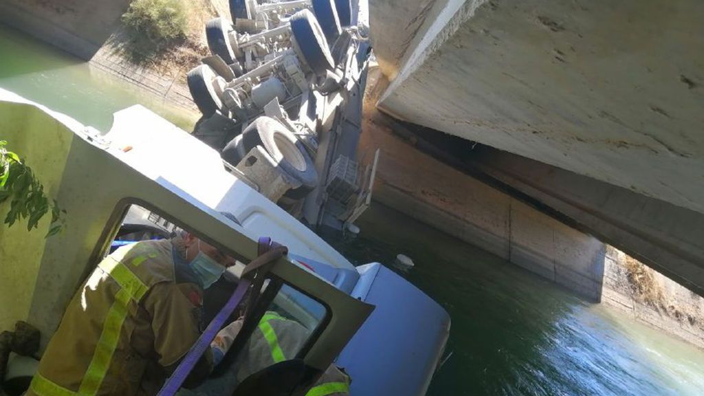El aparatoso accidente de un camión precipitado en un canal de Lleida El aparatoso accidente de un camión precipitado en un canal de Lleida