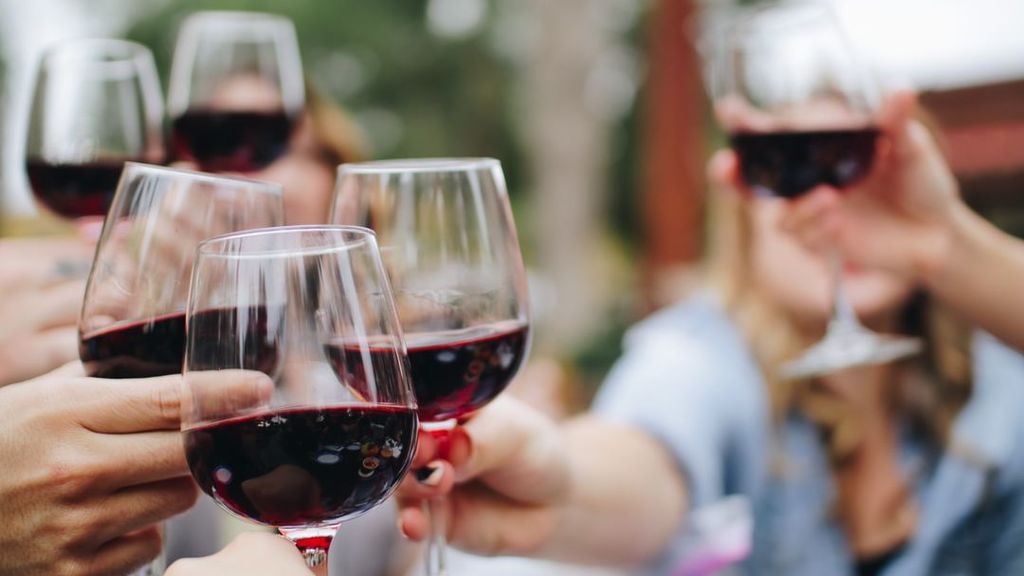 Un tuit de la Junta de Andalucía incendia Twitter por fomentar el consumo de vino por sus efectos antienvejecimiento Un tuit de la Junta de Andalucía incendia Twitter por fomentar el consumo de vino por sus efectos antienvejecimiento