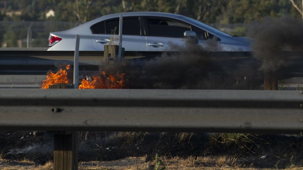 "Te bloqueas con el humo y no sabes reaccionar": claves en caso de encontrar un incendio con el coche