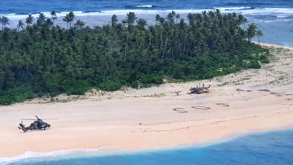 Tres náufragos rescatados de una isla desierta por un "SOS" escrito en la playa Tres náufragos rescatados de una isla desierta por un "SOS" escrito en la playa