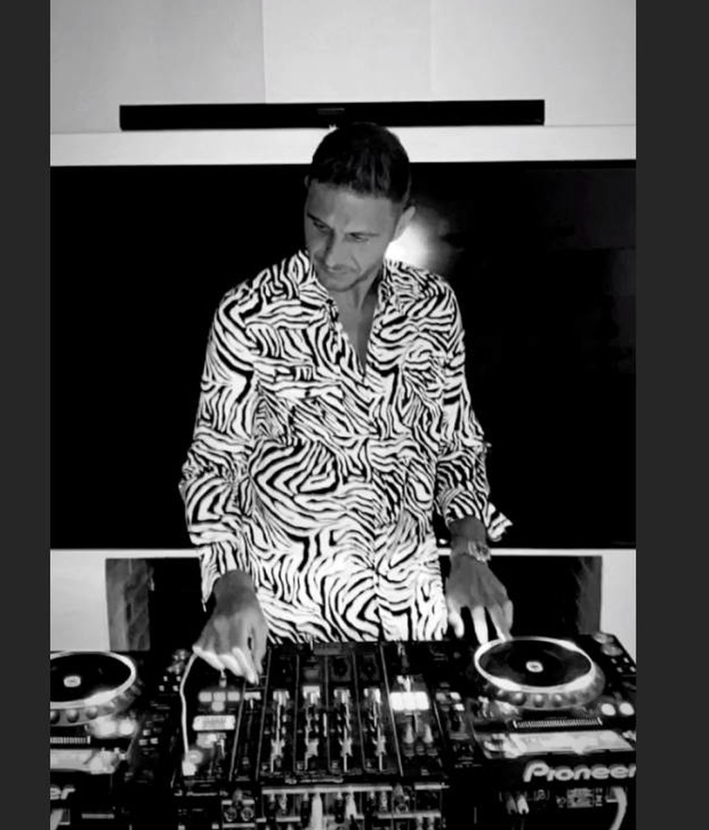 Joaquín Sánchez hace las funciones de DJ