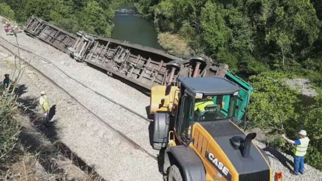 Lanzan al río Sil dos vagones de un tren descarrilado