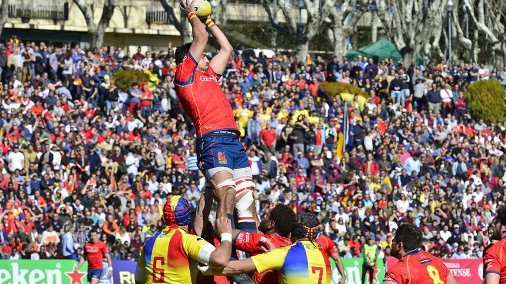 jugador de rugby recibiendo un balón en un saque de touch