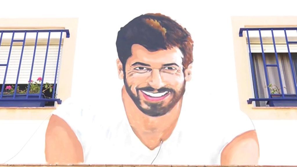 Pasión por Can Yamán: una admiradora pinta la fachada de su casa en Cádiz con un retrato del actor turco