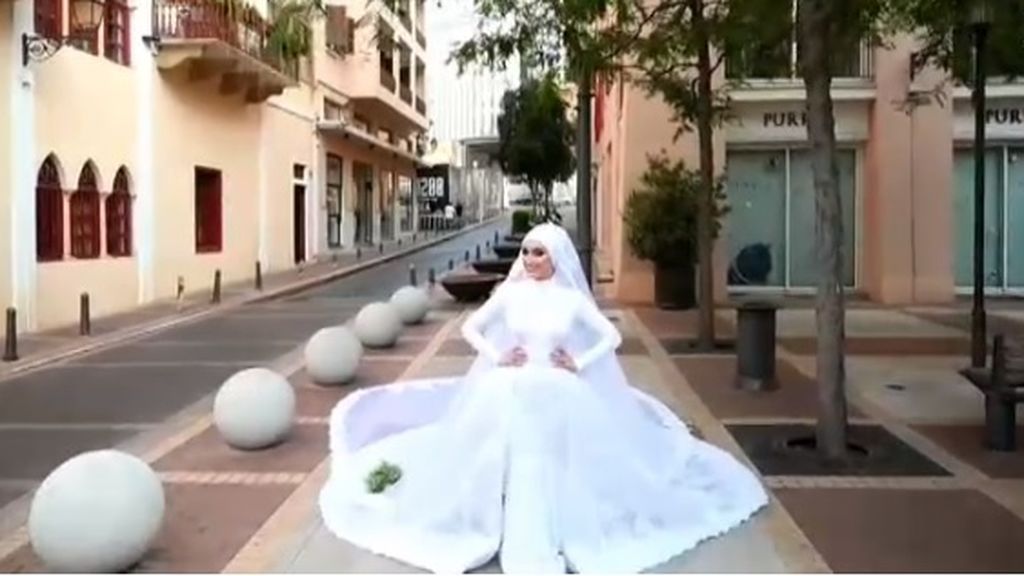 La explosión en el puerto de Beirut interrumpe la sesión de fotos de una novia el día de su boda