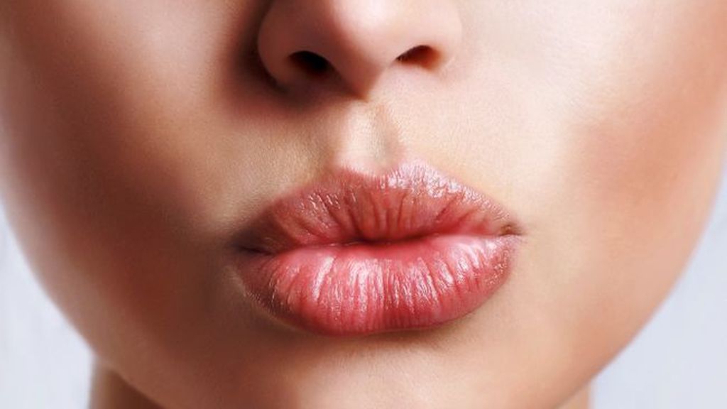 Cuida tus labios con vaselina pura, natural y económica.